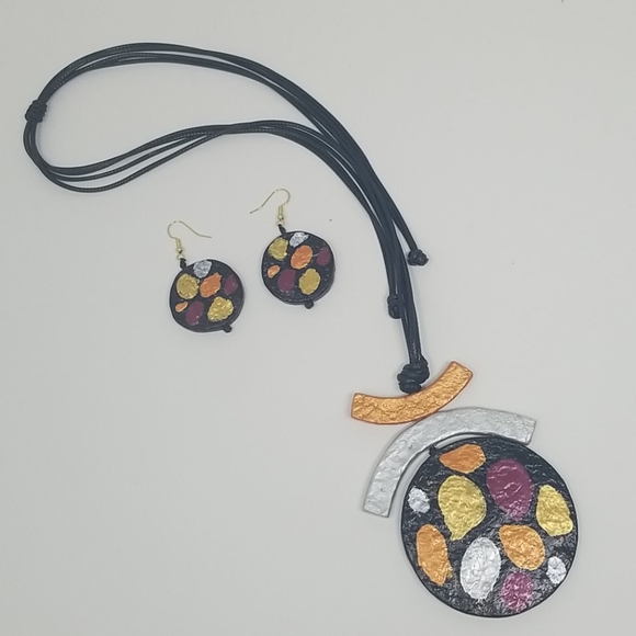 Handmade recycled paper set necklace and earrings. - Picture 3 of 5